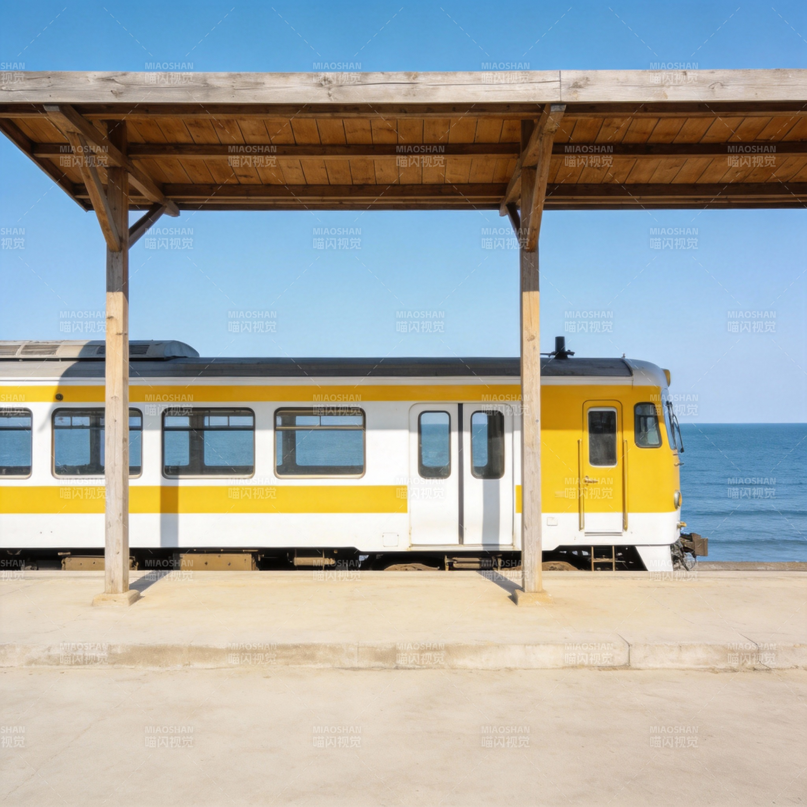 海边小站黄白列车图片