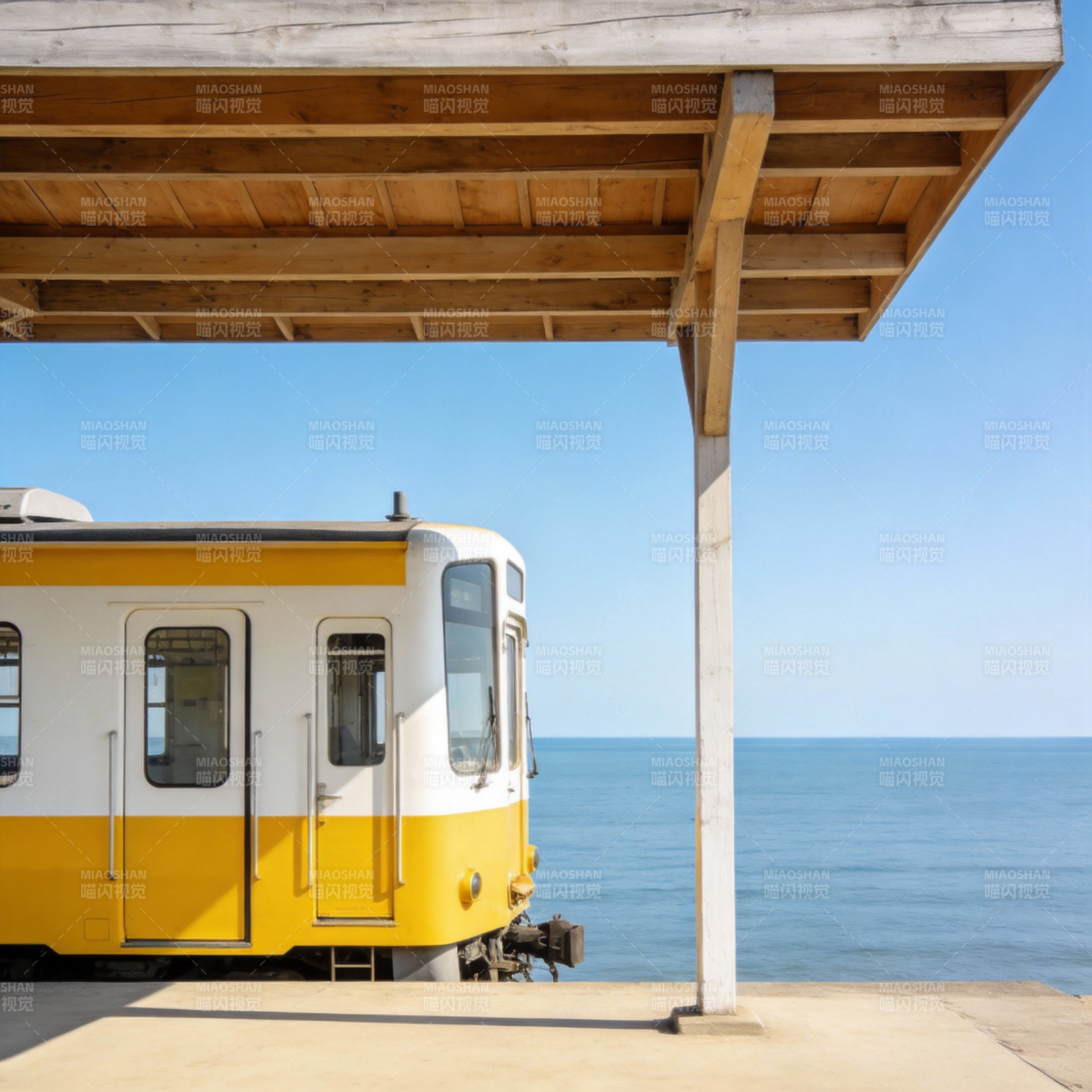 海边小站黄白列车图片