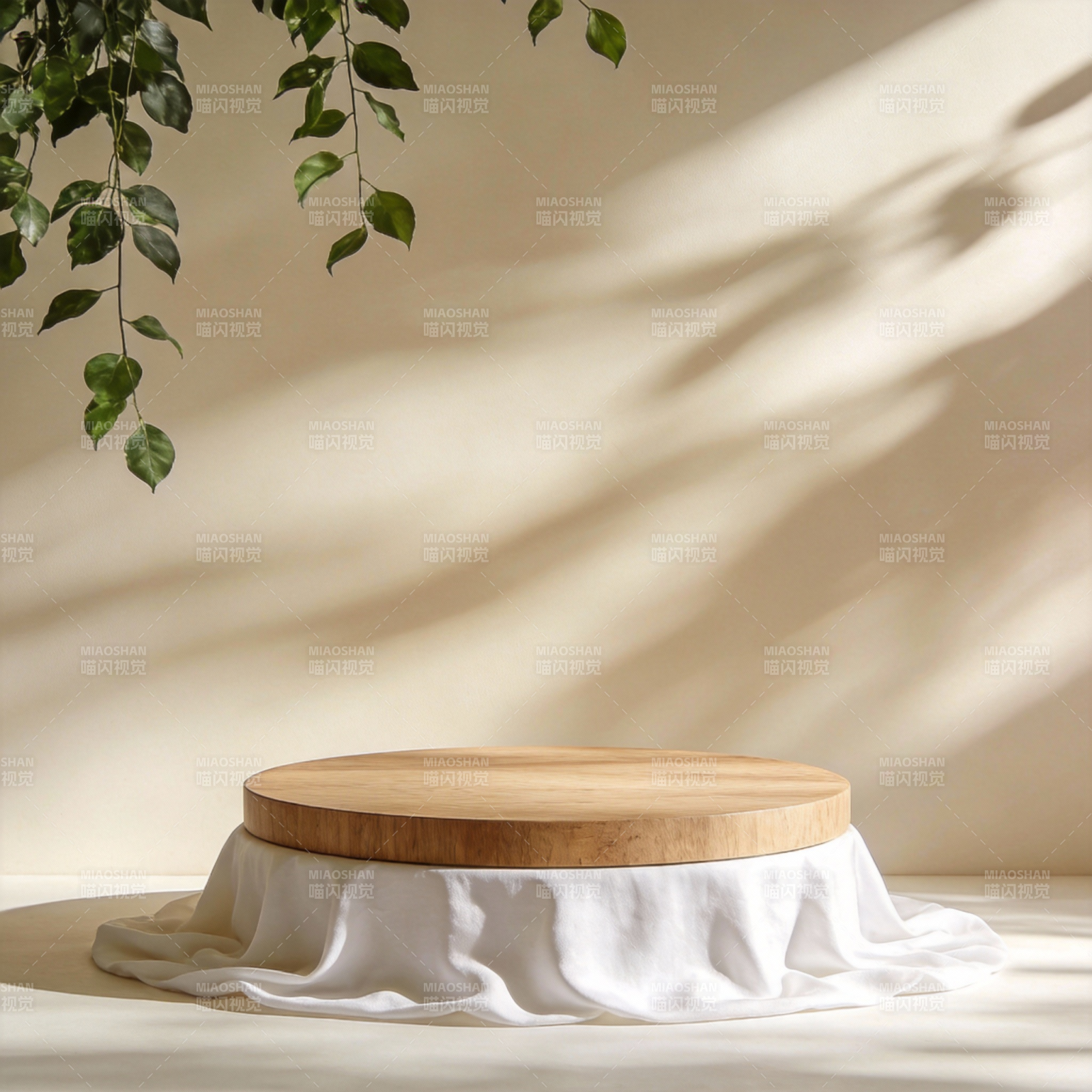 光影下的木质台座图片