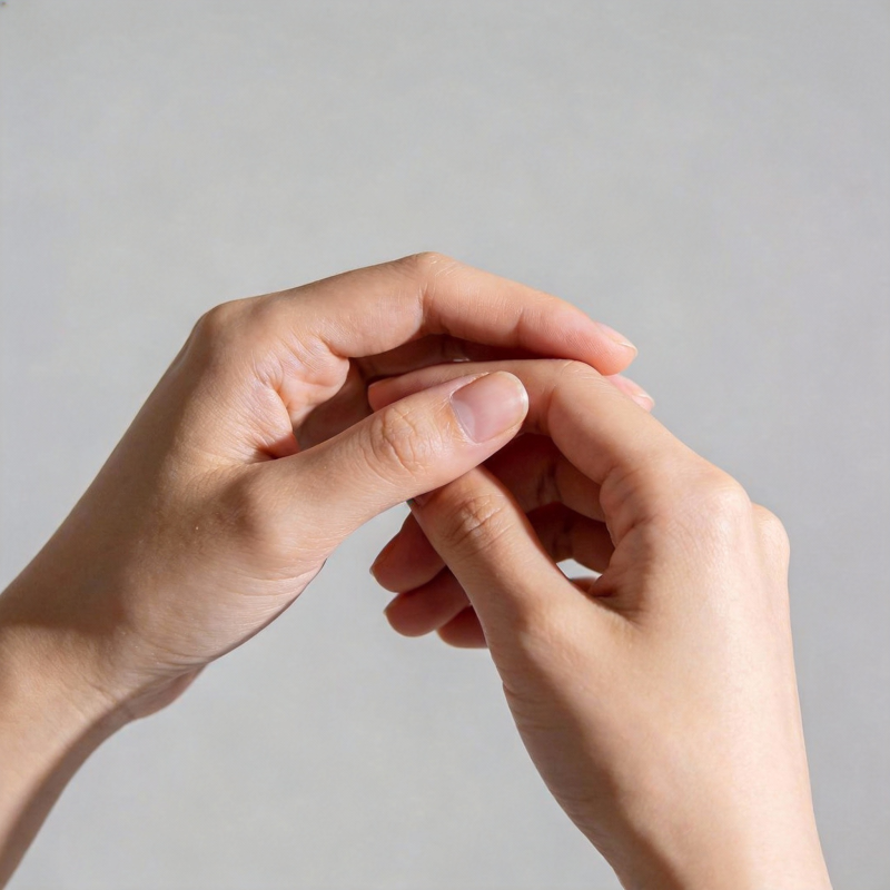 指尖轻触 温柔瞬间图片