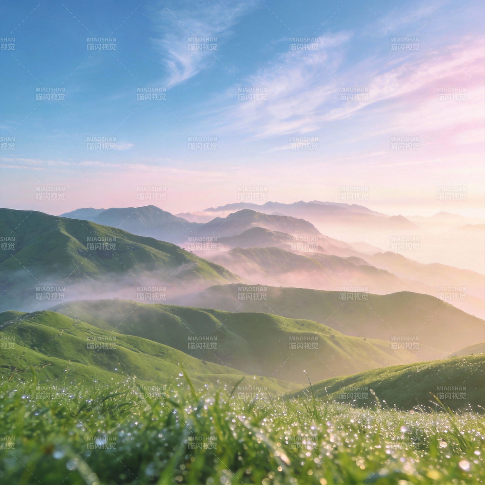 晨雾青山绿野图片