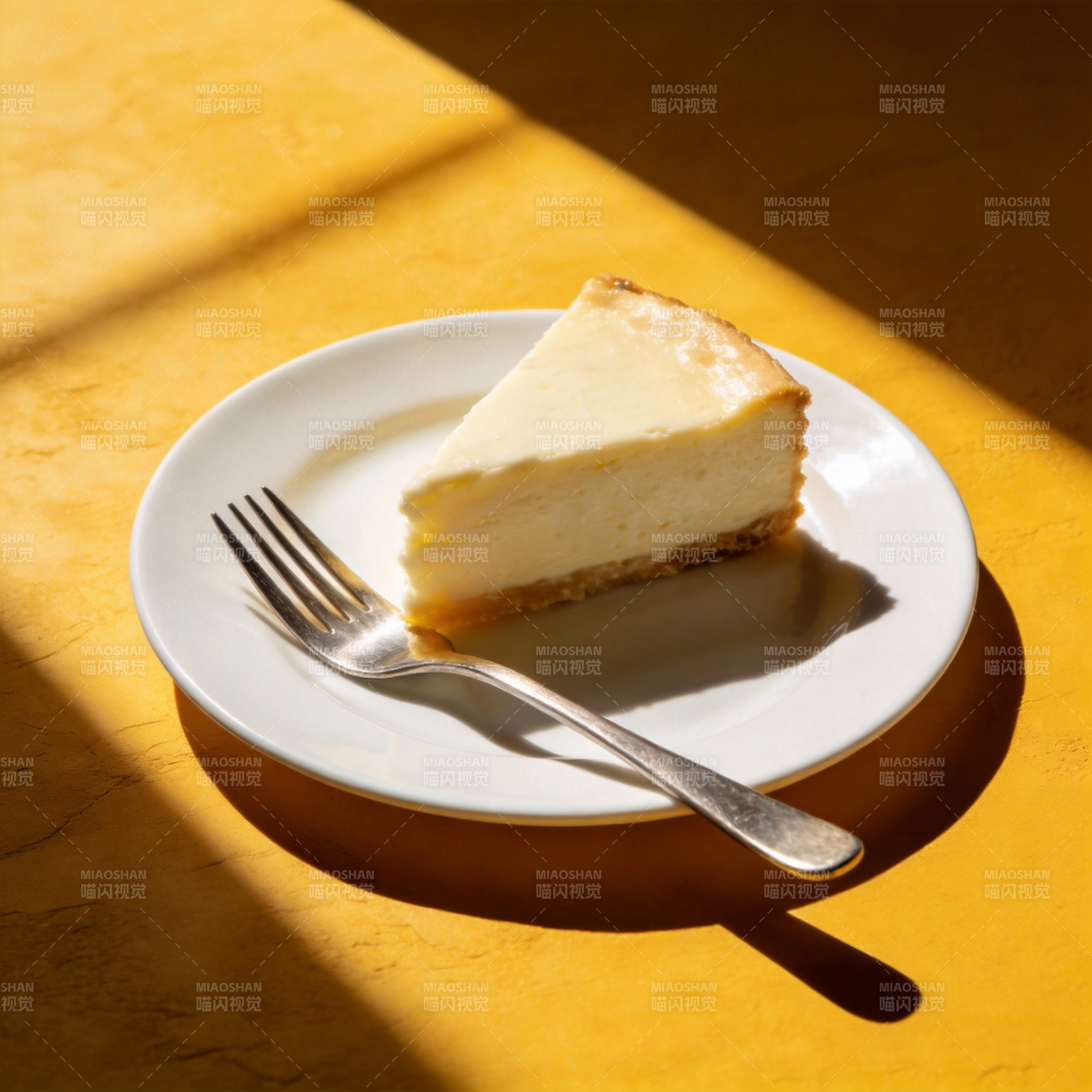阳光下的芝士蛋糕图片