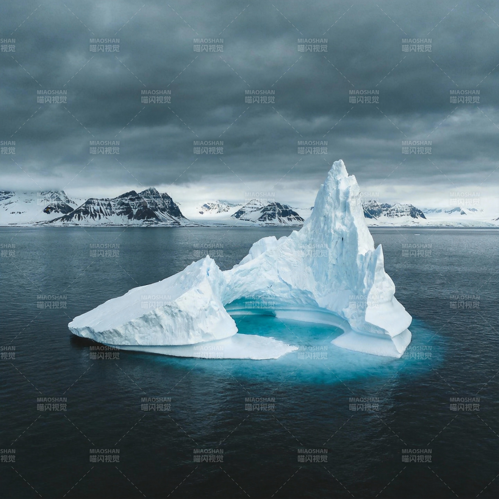 冰山浮于深海图片