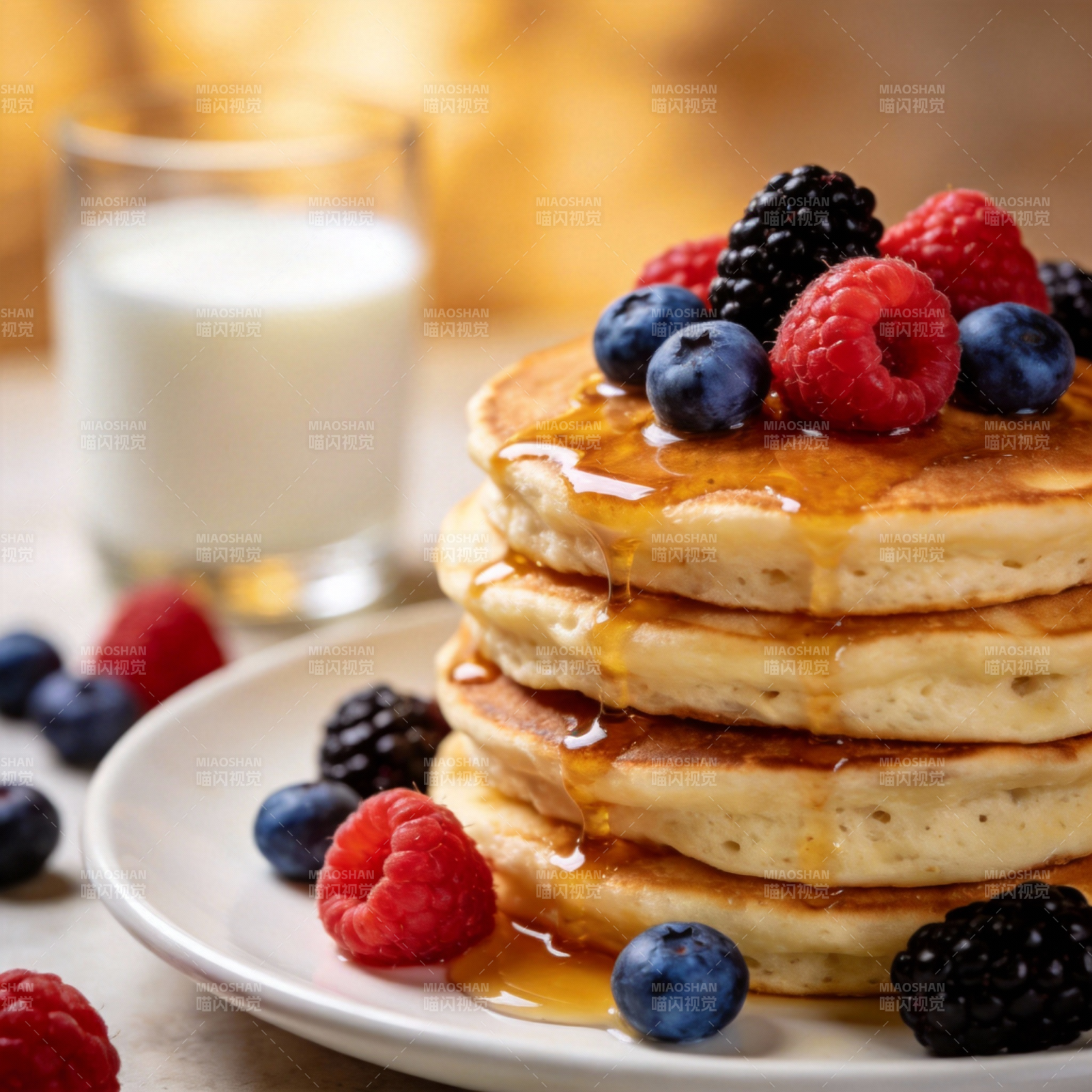 美味煎饼配浆果图片
