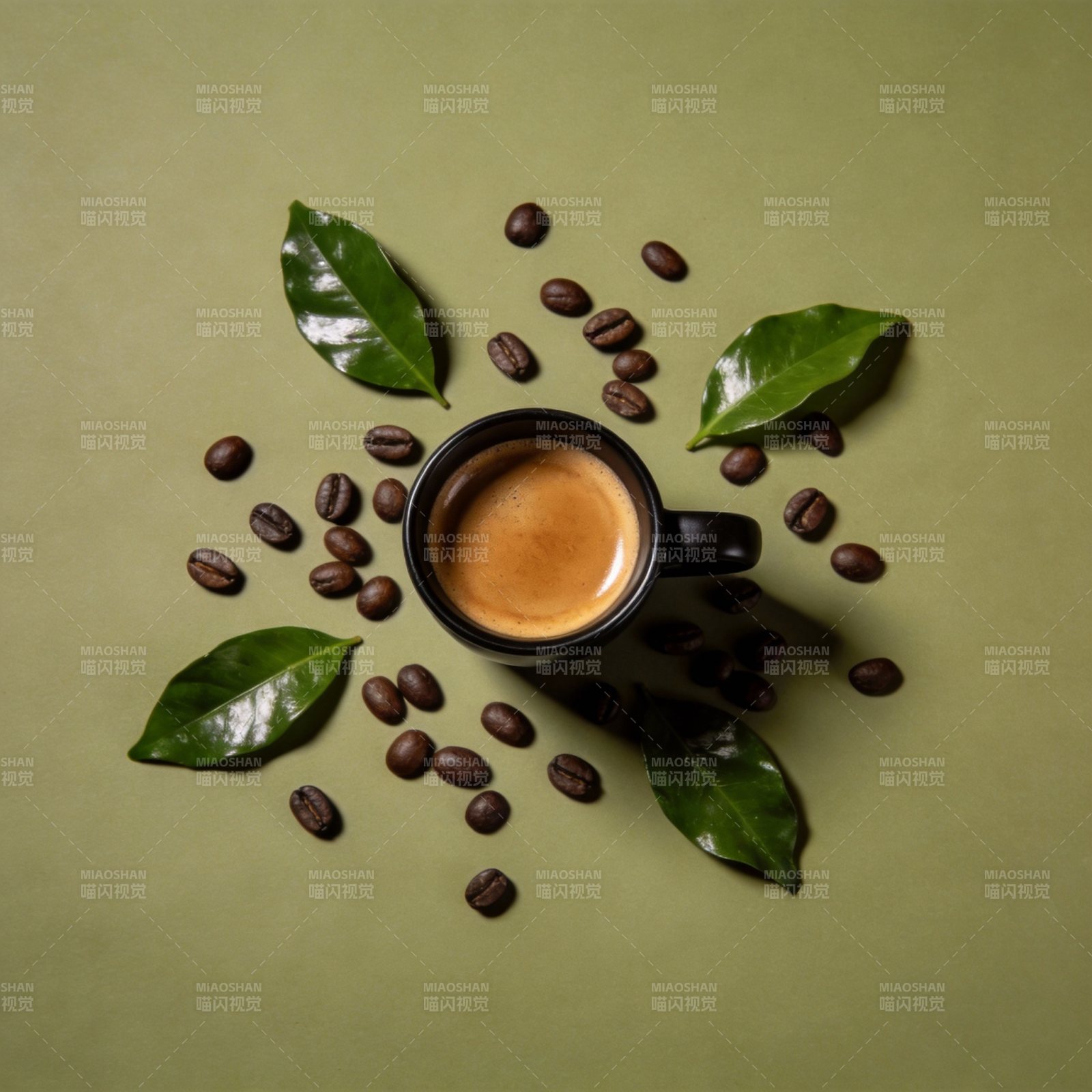 咖啡豆与绿叶环绕图片