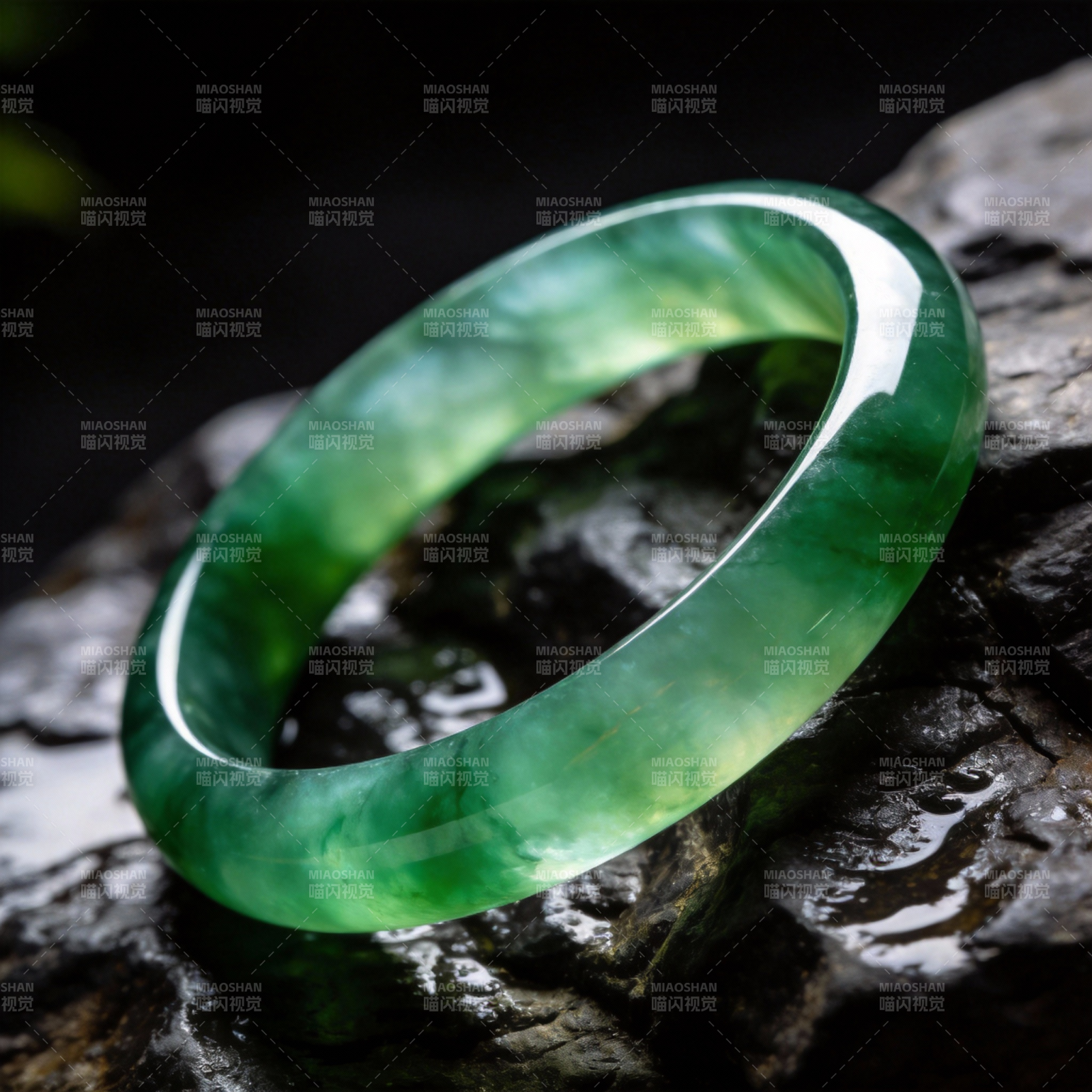 翠绿玉镯静卧石上图片