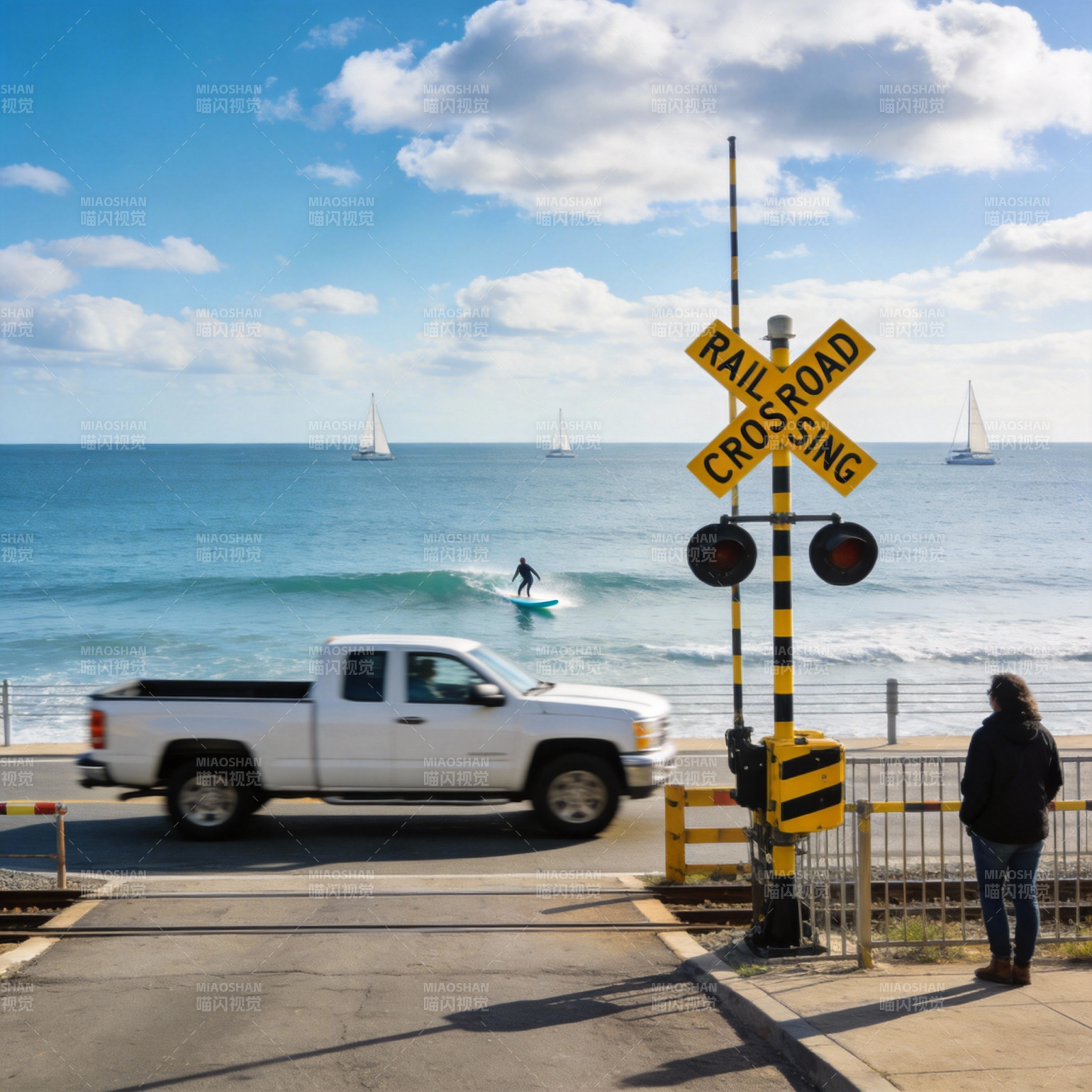 海边铁路道口图片