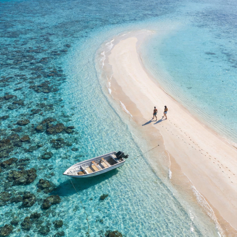 碧海白沙 情侣漫步图片