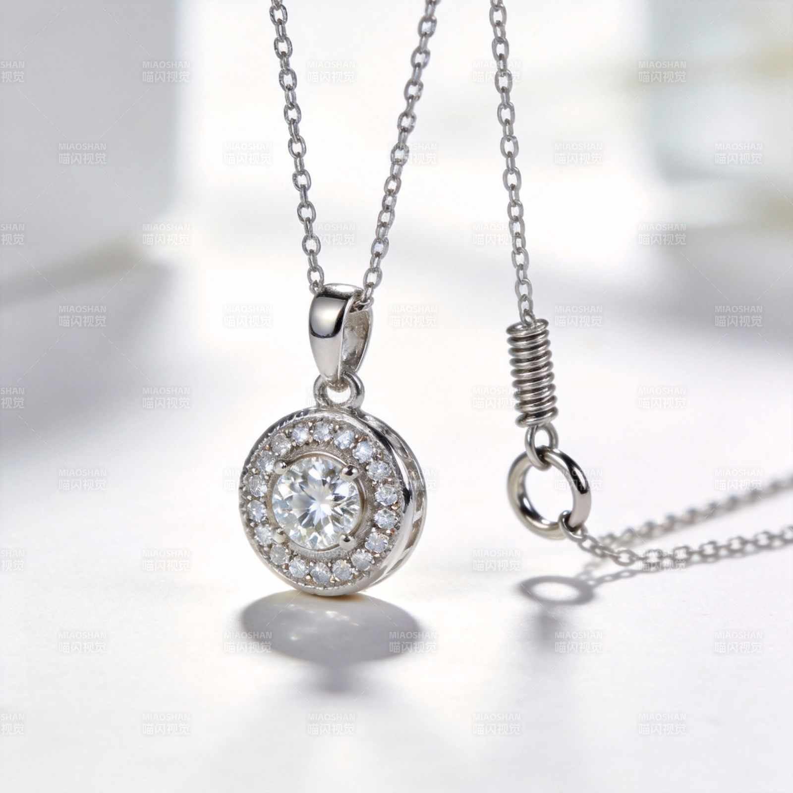 璀璨钻石吊坠图片