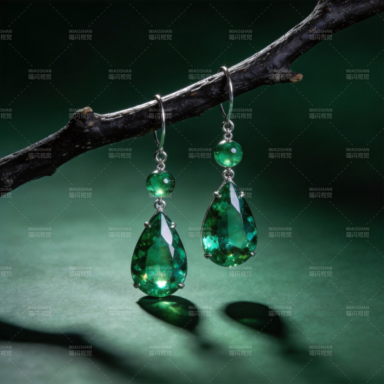 绿宝石耳坠图片