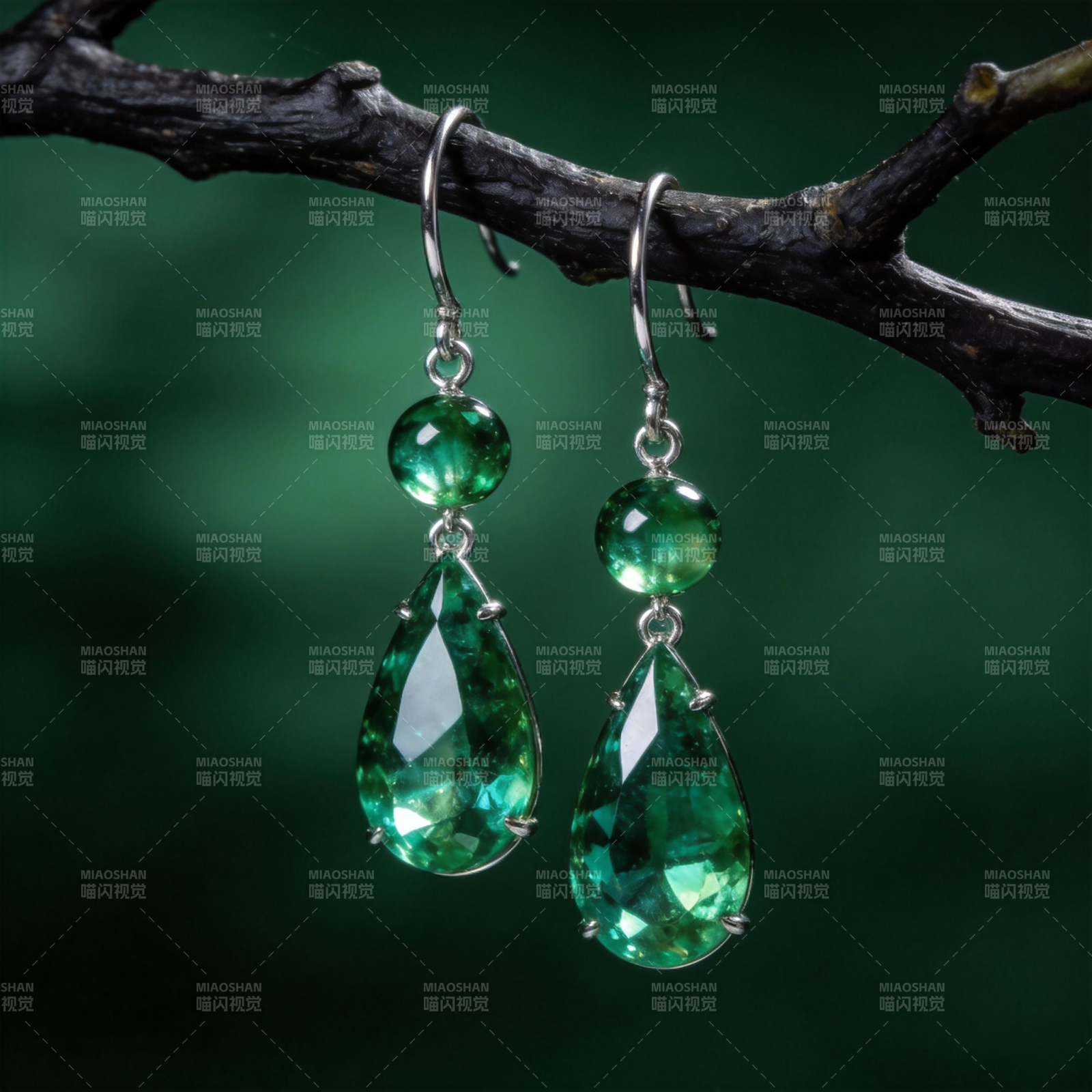 翠绿宝石耳坠图片