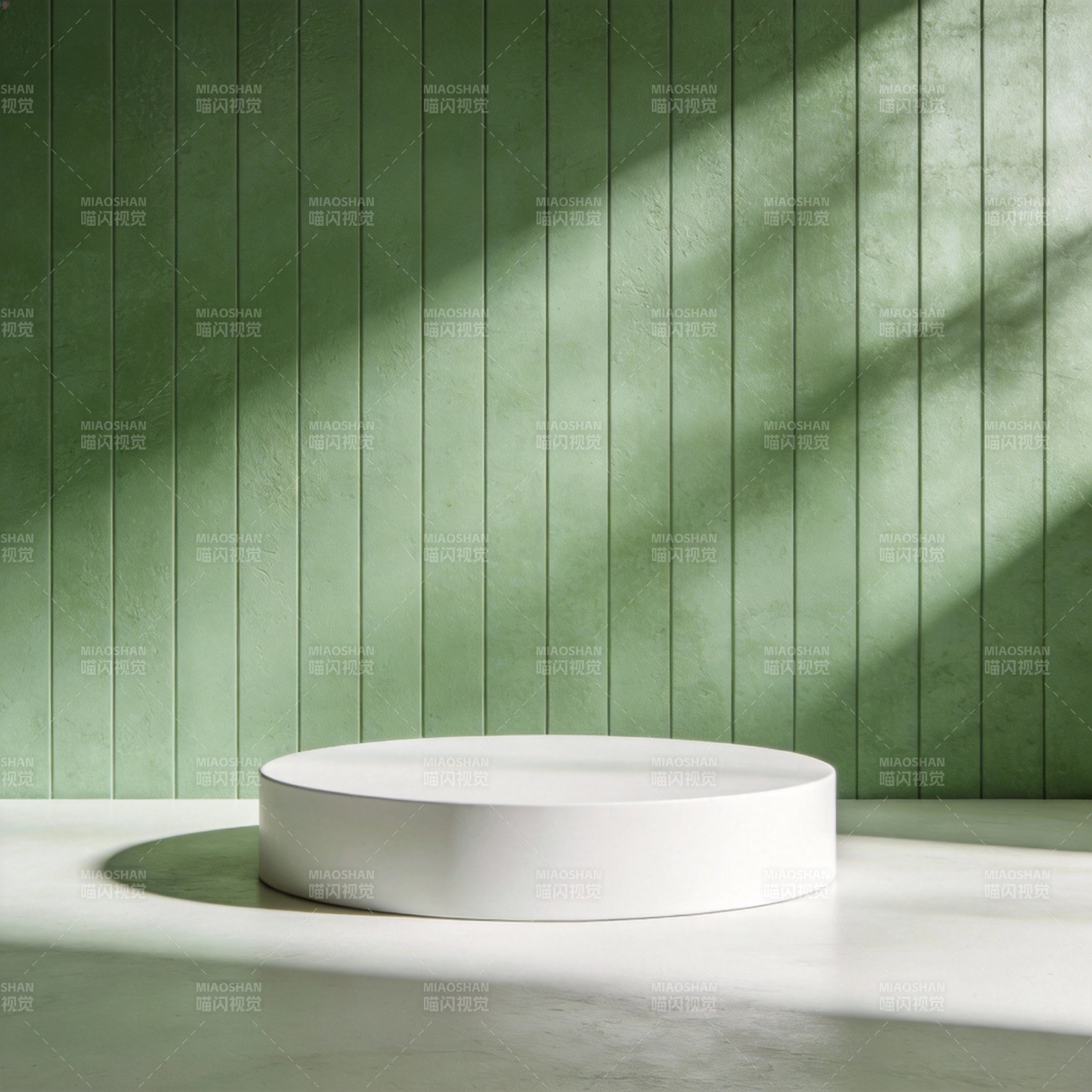 绿墙白台光影交错图片