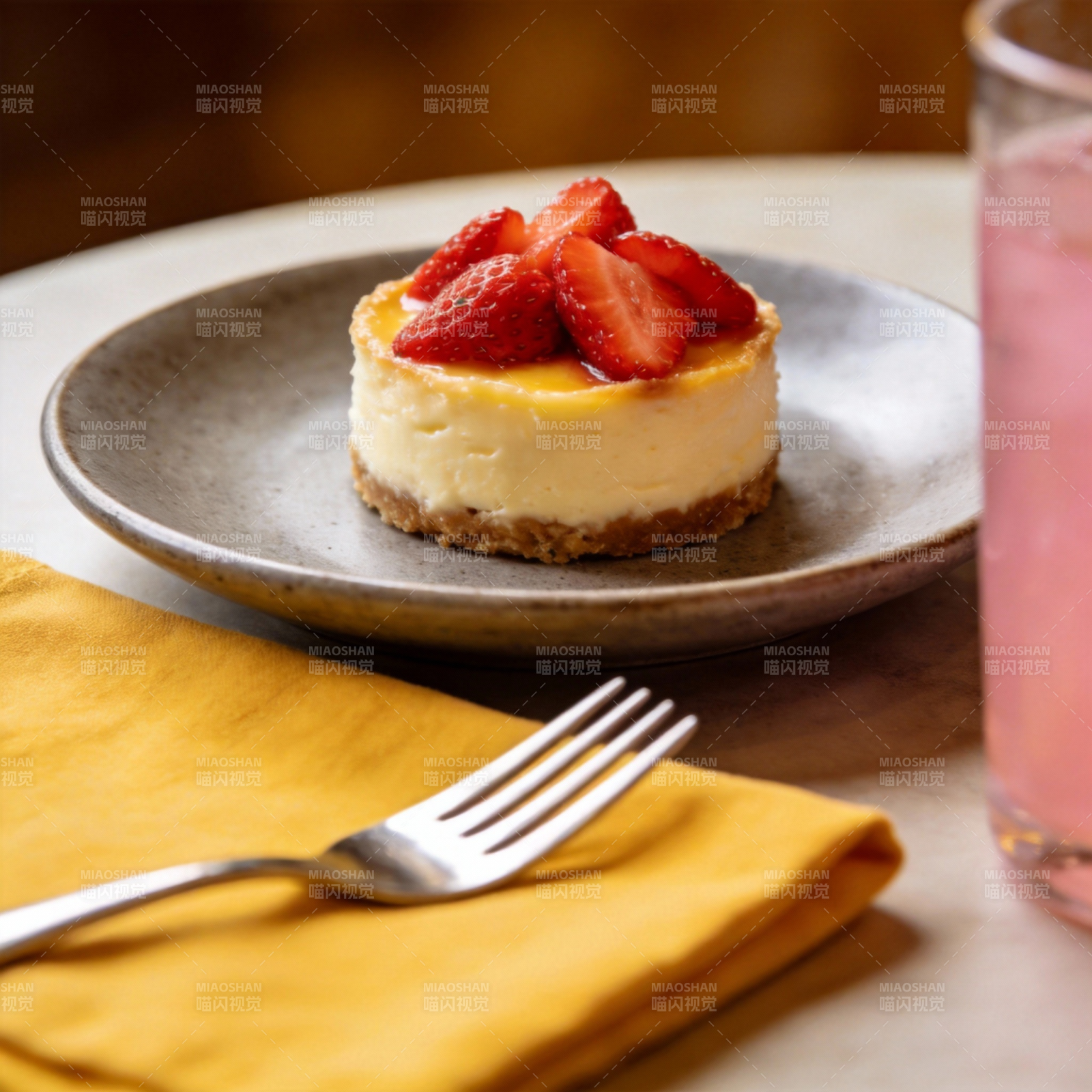 草莓芝士蛋糕图片