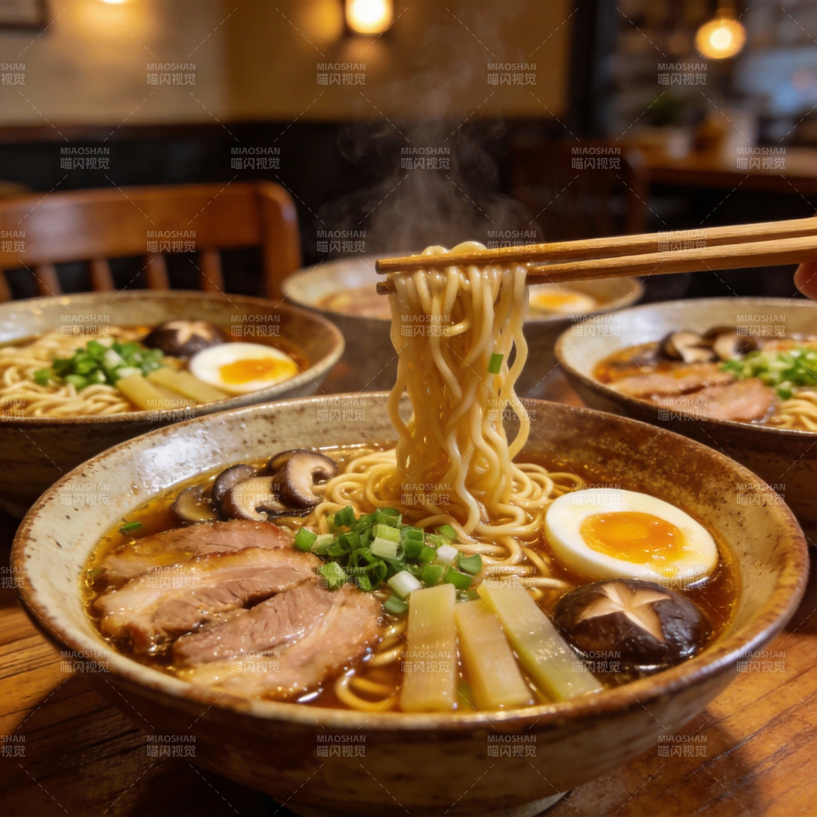 热腾腾的拉面图片