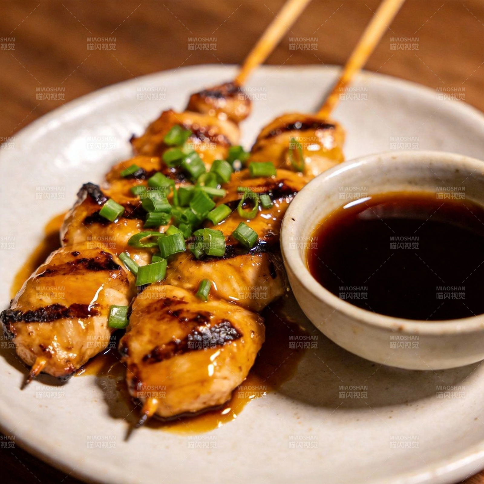 烤鸡肉串配蘸酱图片