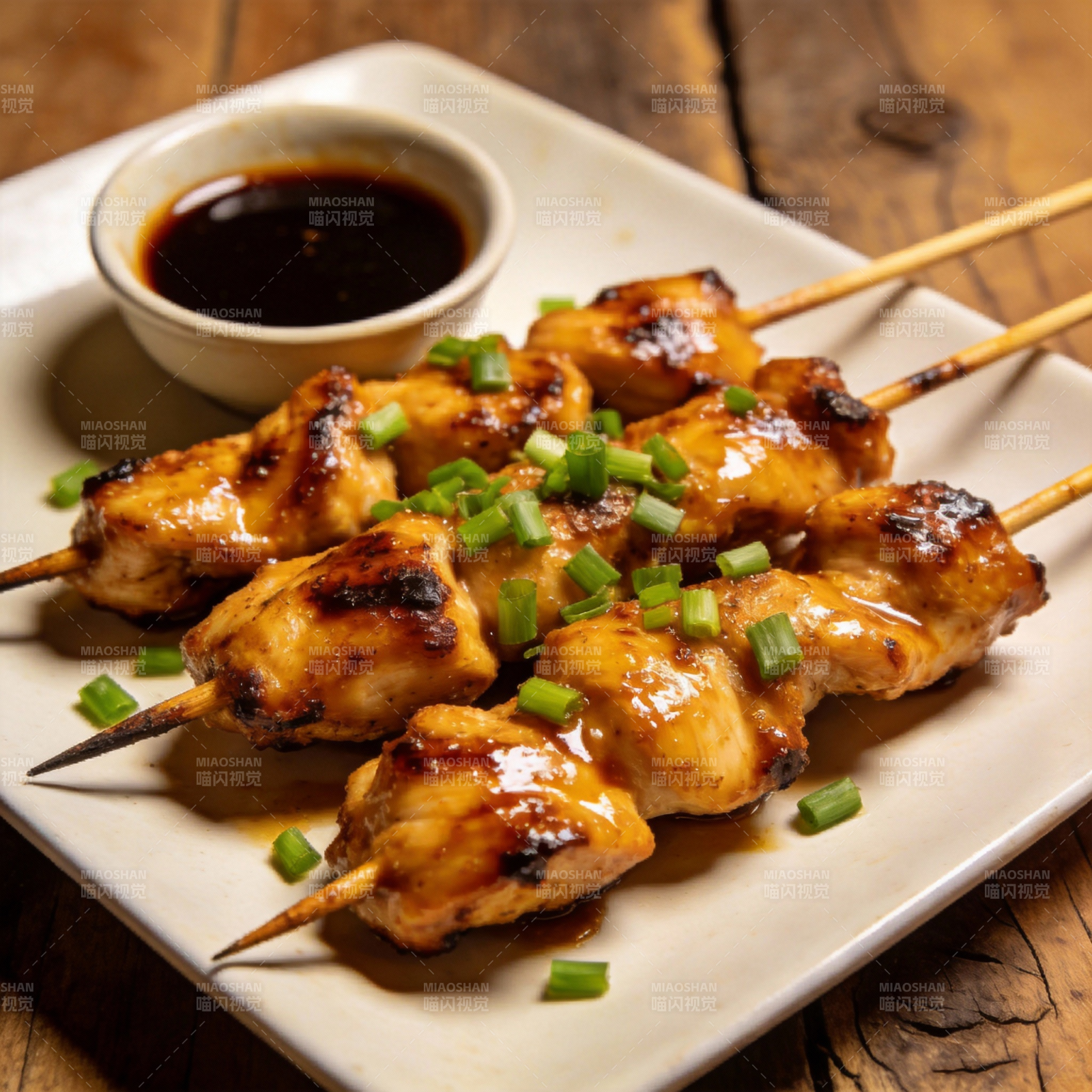 鸡肉串烧配酱汁图片