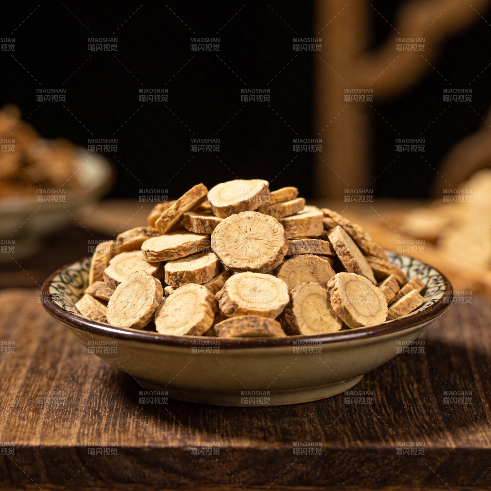 黄芪片堆满瓷碗图片