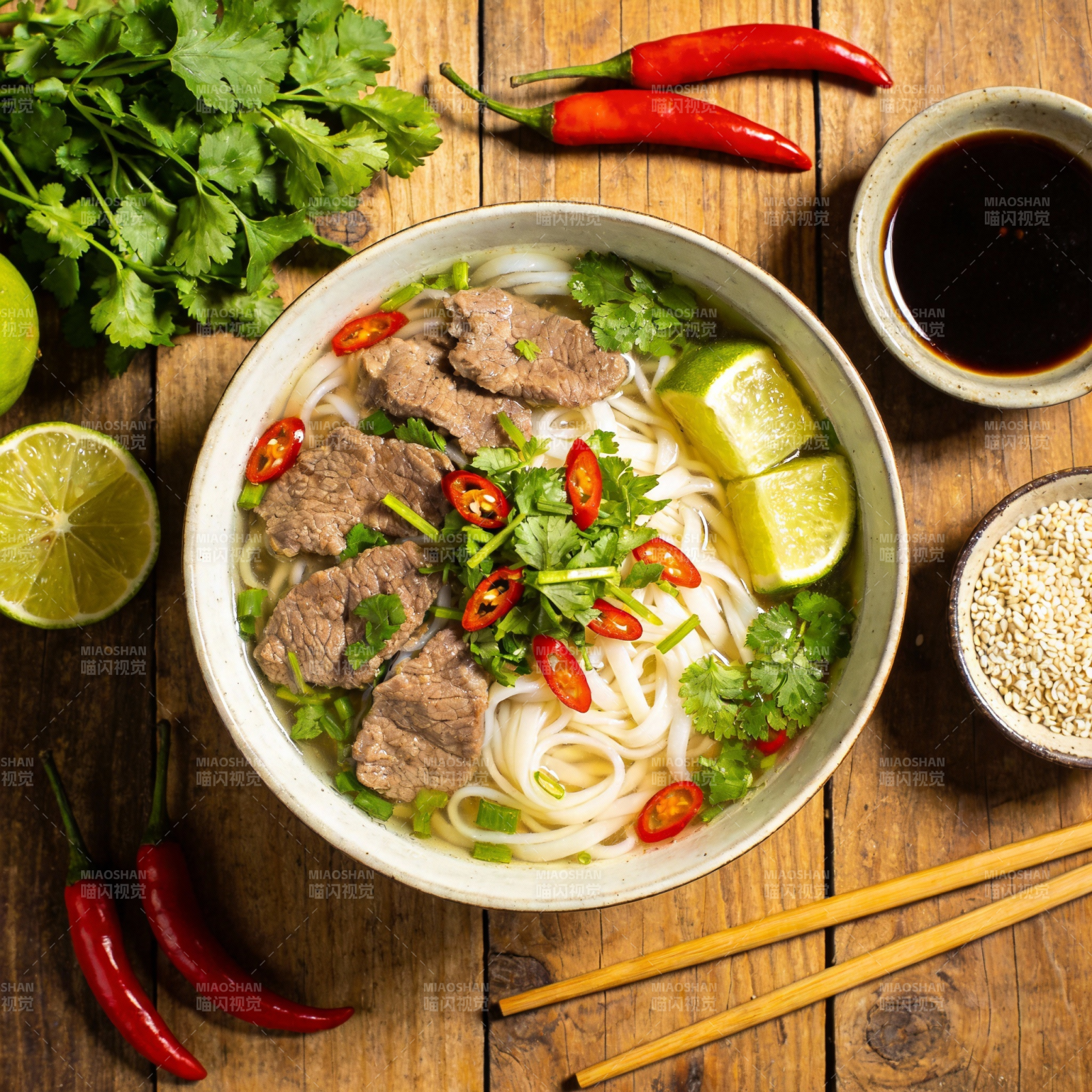 越南牛肉粉图片