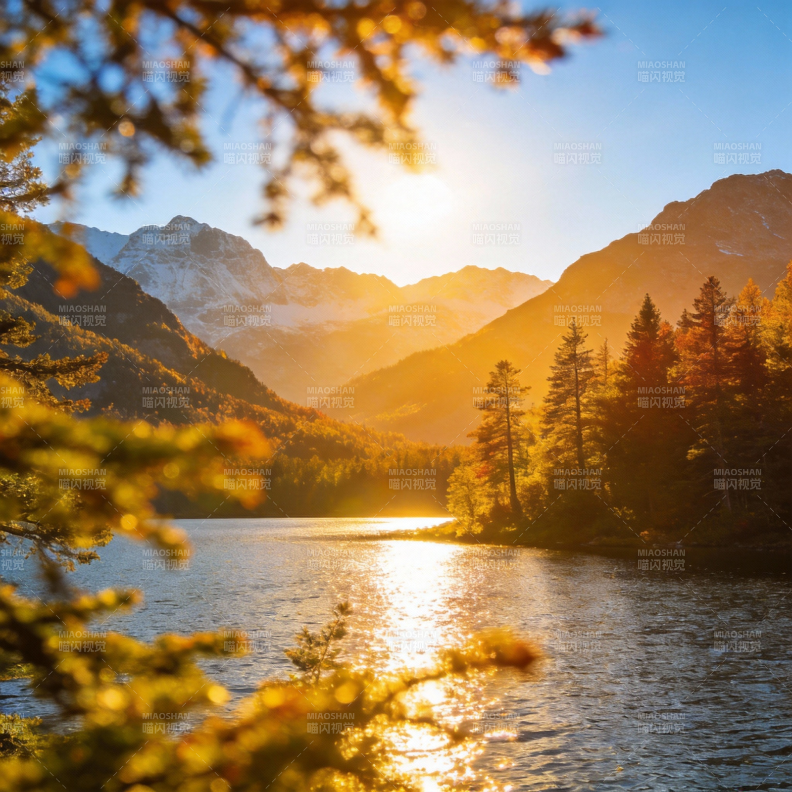 秋山湖光晨曦图片