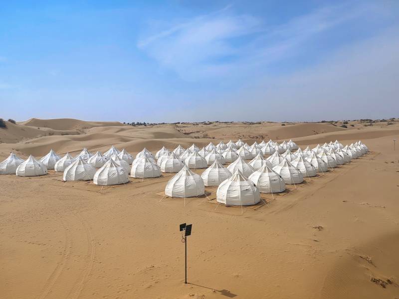 内蒙古银肯塔拉 沙漠中的白色帐篷群图片