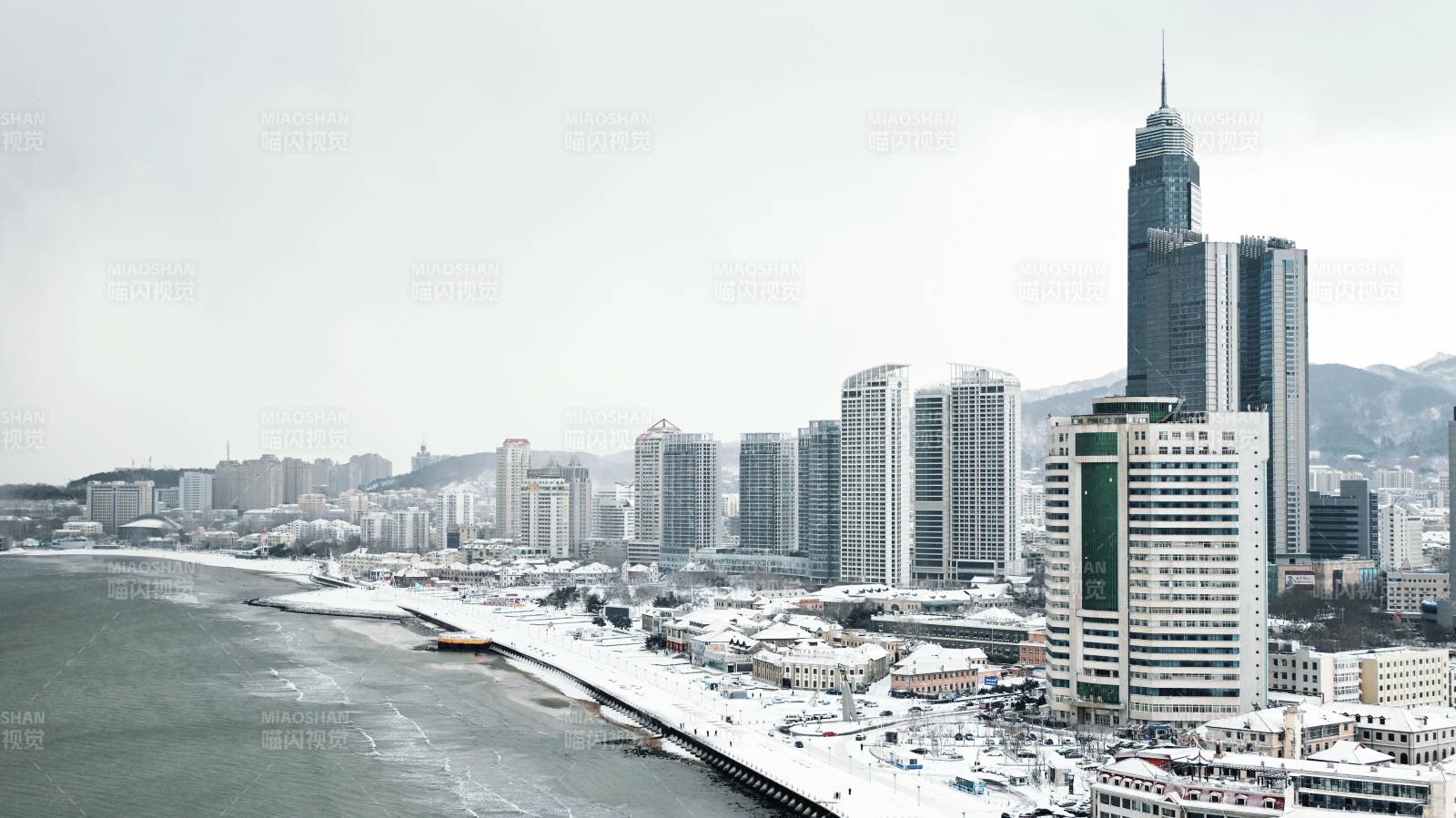 雪覆烟台山图片