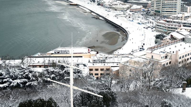雪覆烟台山图片