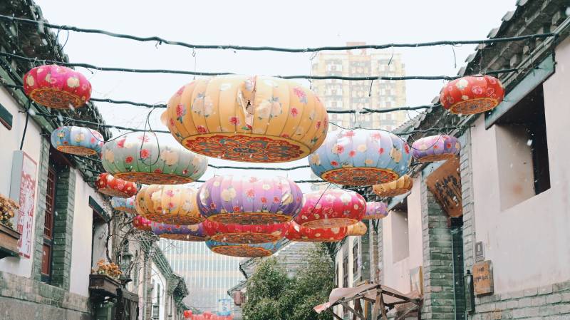 彩灯巷弄迎新春图片