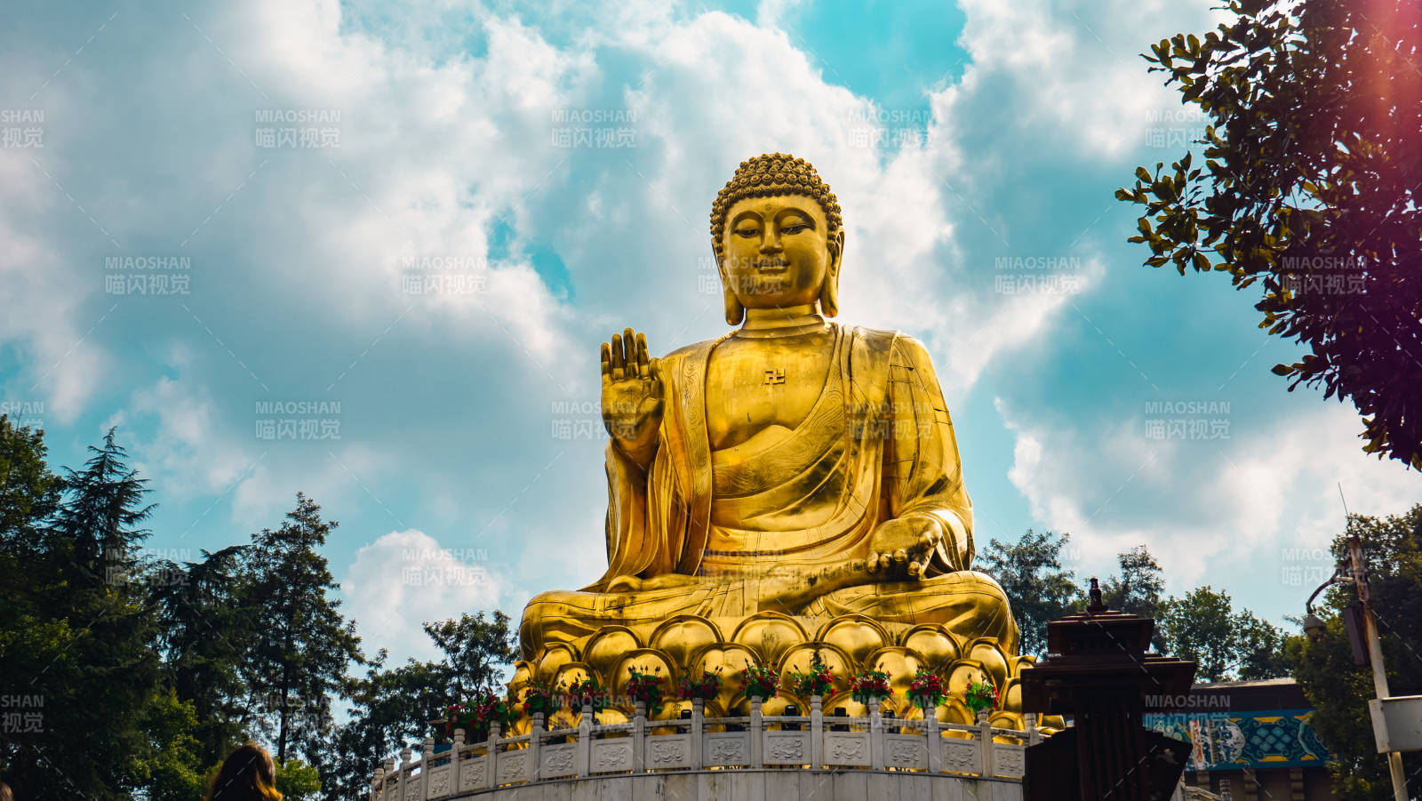 金色佛像仰望蓝天-华岩寺图片