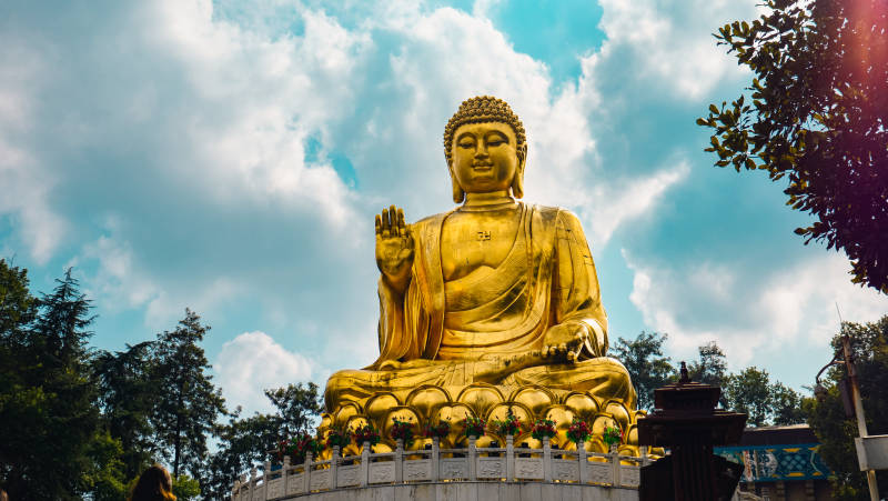 金色佛像仰望蓝天-华岩寺图片