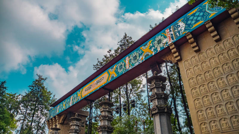 彩绘门楼映蓝天-华岩寺图片