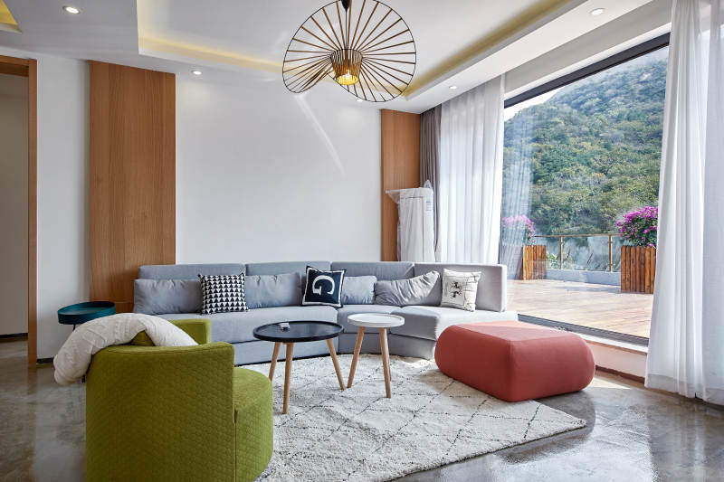 现代客厅 窗外山景图片