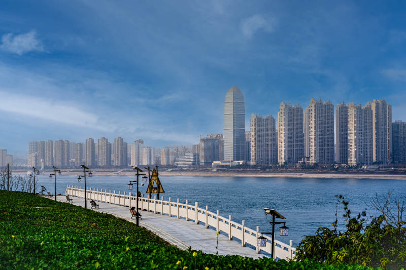 城市湖畔风光图片