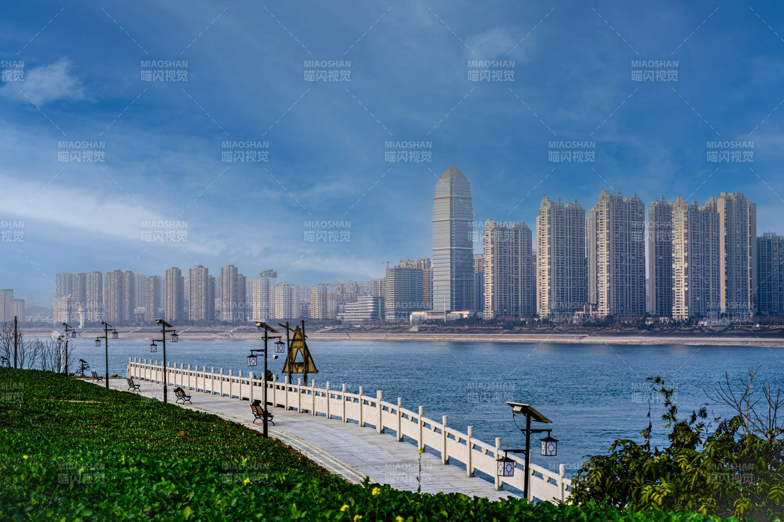 城市湖畔风光图片