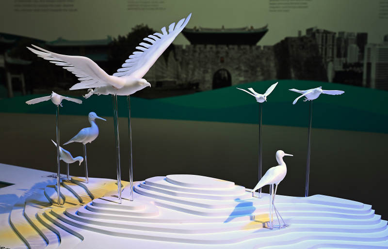 深圳当代艺术展览馆水晶雕塑展翅飞翔的鸟图片