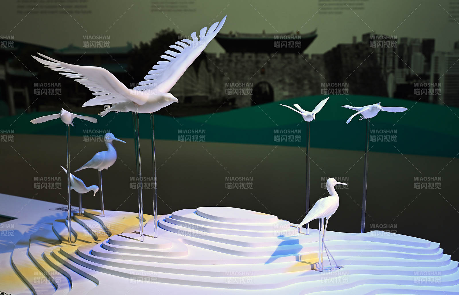 深圳当代艺术展览馆水晶雕塑展翅飞翔的鸟图片