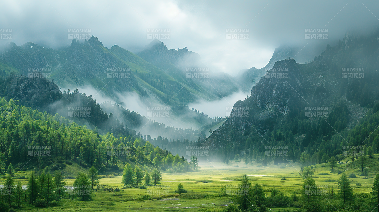 云雾缭绕山间绿野图片