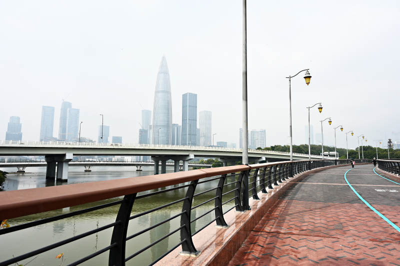 深圳现代都市桥梁上的休闲步道图片