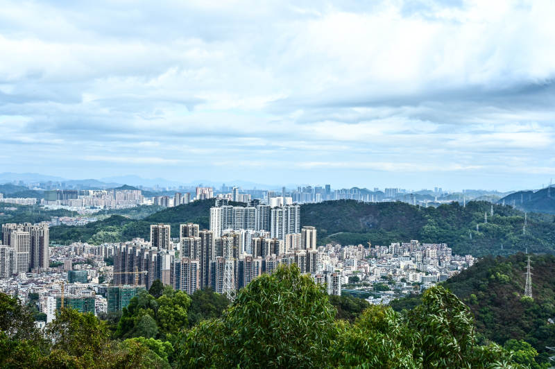 蓝天白云下的深圳求水山公园风光图片