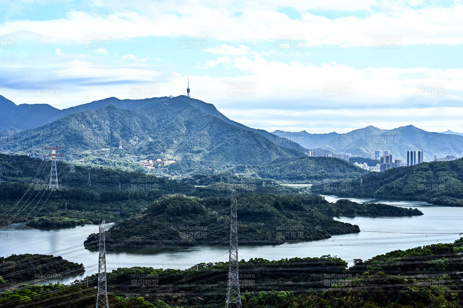 蓝天白云下的深圳求水山公园风光图片