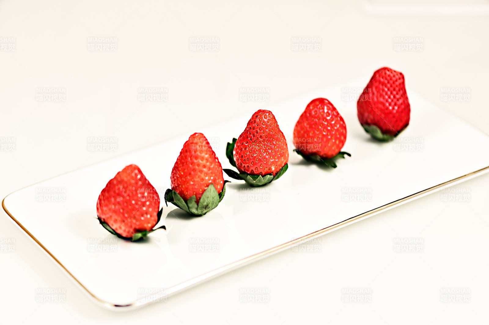 红润欲滴诱人的草莓特写图片