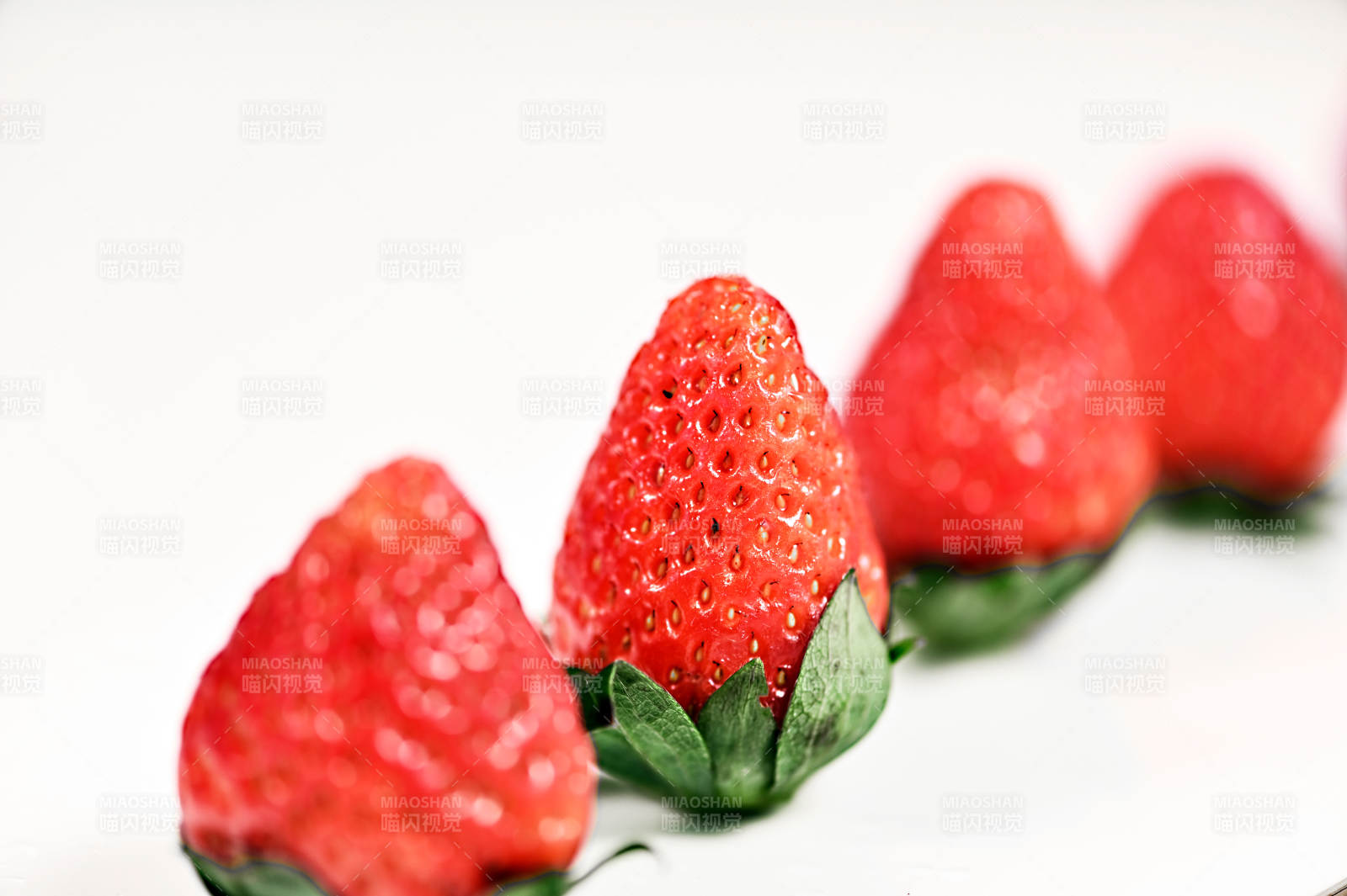 红润欲滴诱人的草莓特写图片