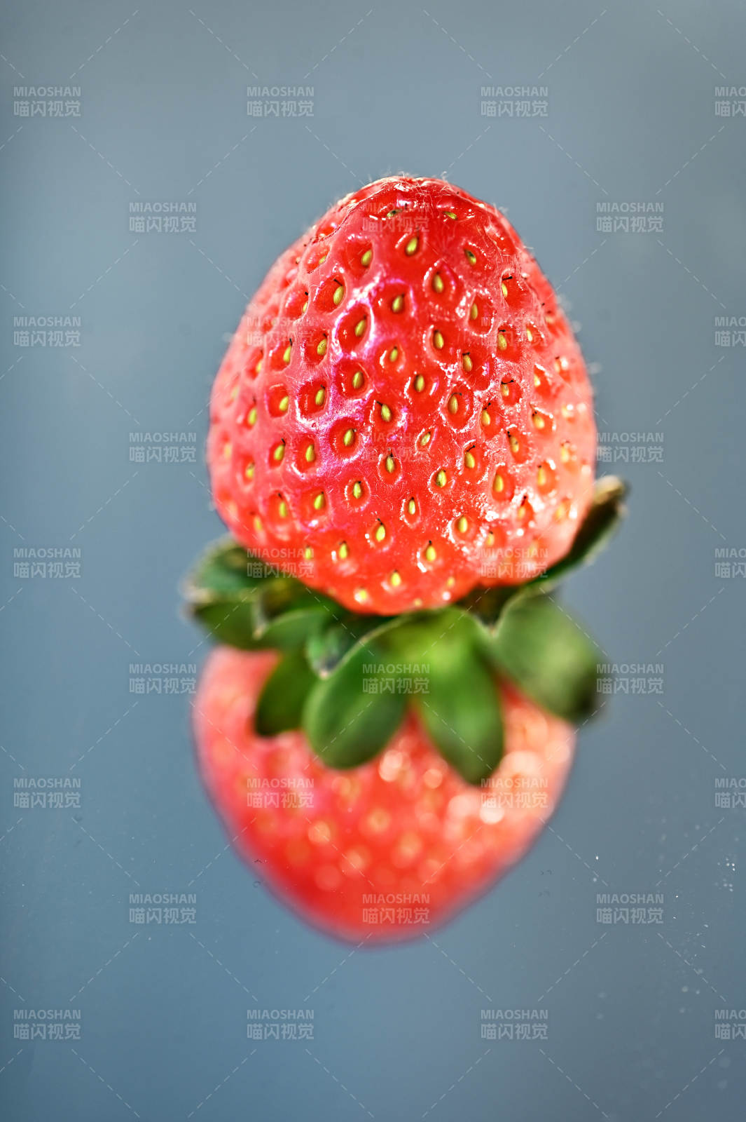 红润欲滴诱人的草莓特写图片