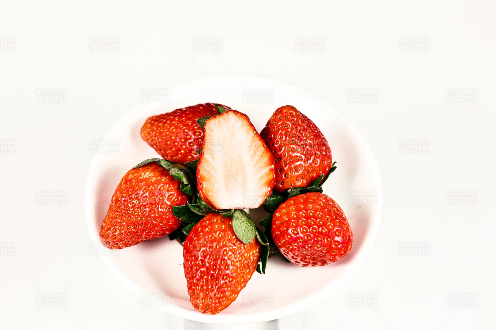 红润欲滴诱人的草莓特写图片