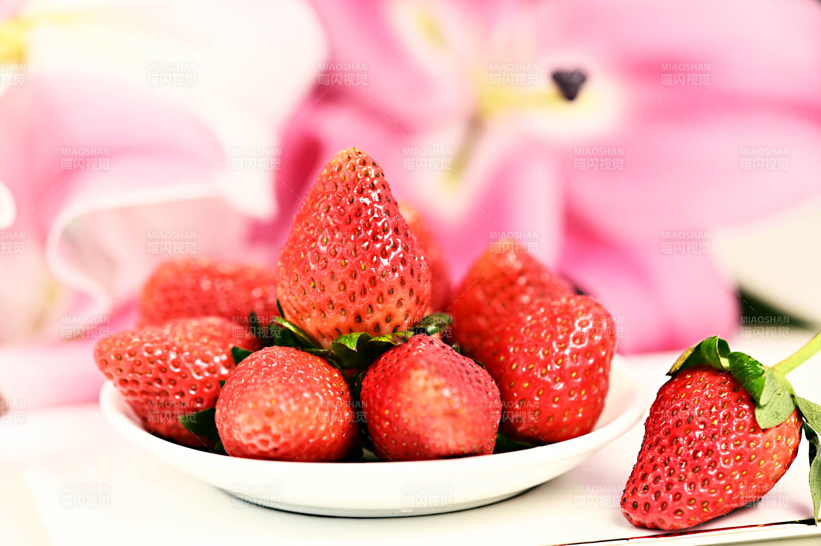 红润欲滴诱人的草莓特写图片