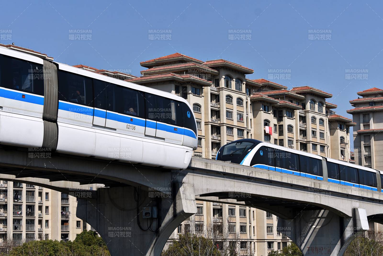 安徽芜湖城市轻轨穿行图图片