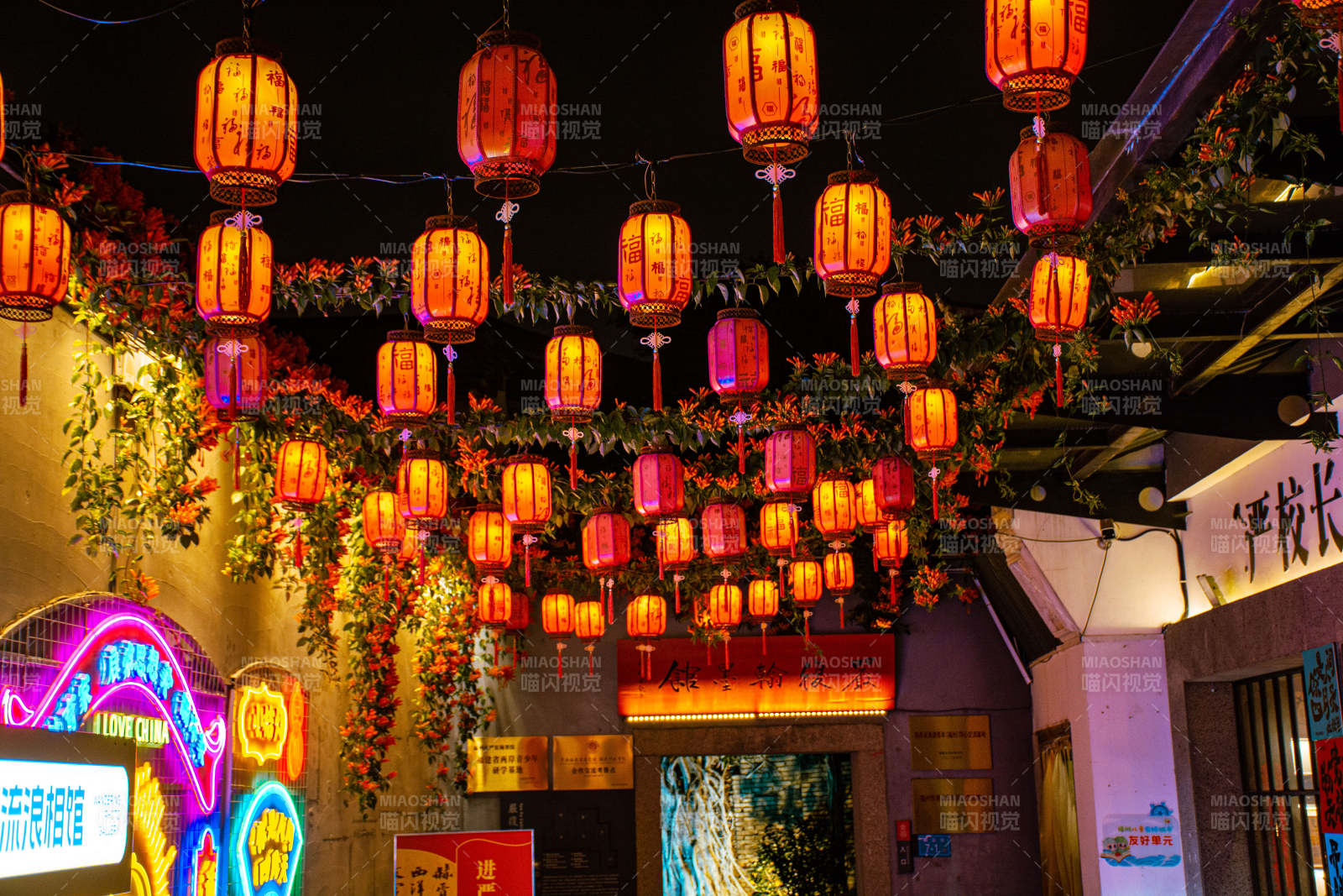 春节灯笼灯火辉煌夜市街图片