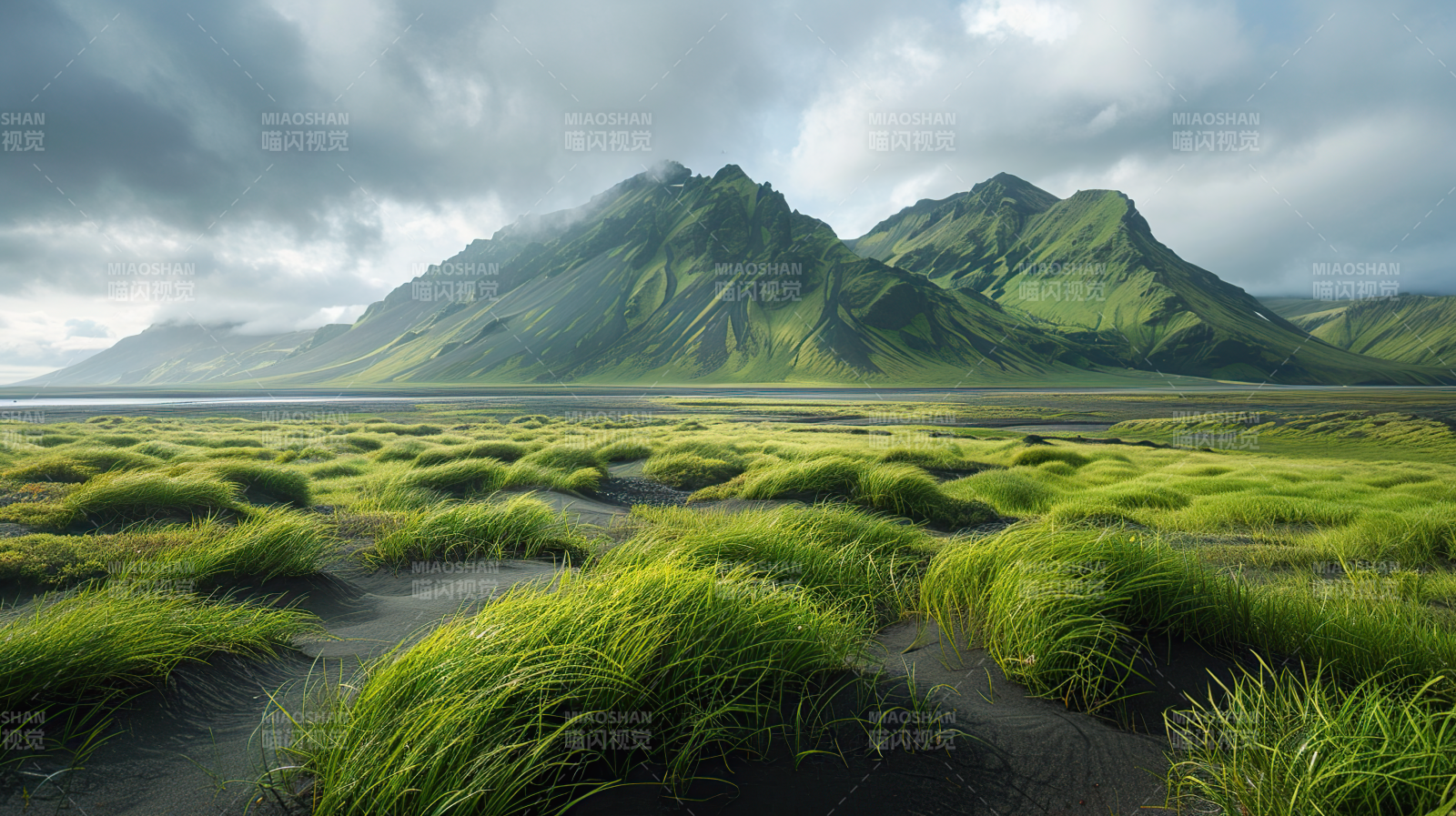 绿野山峦云雾间图片