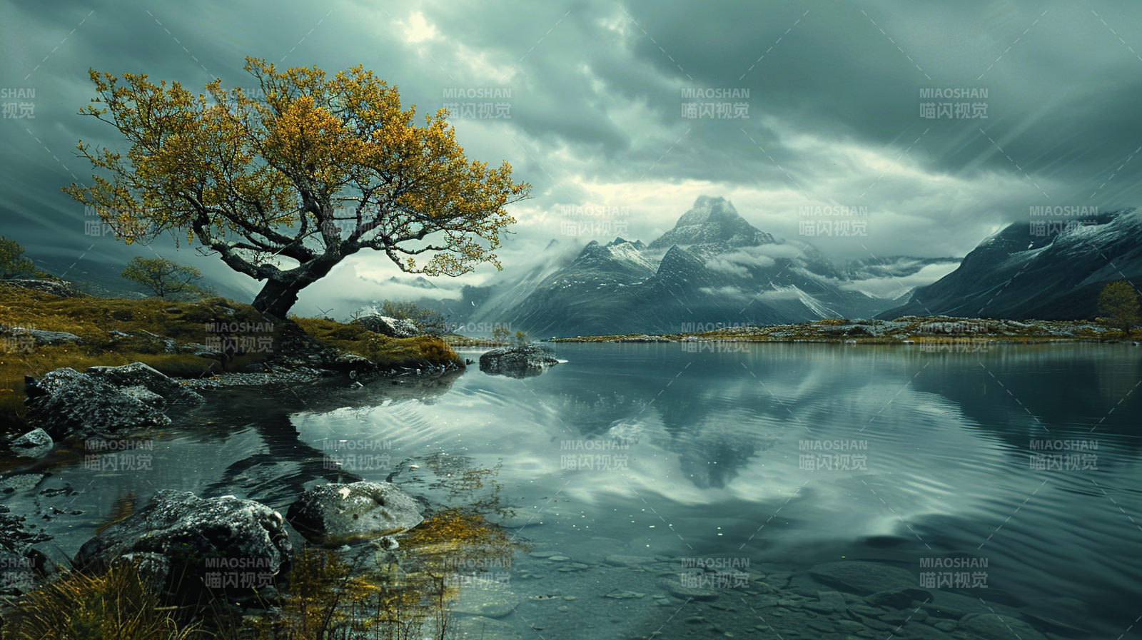 孤树映湖山图片