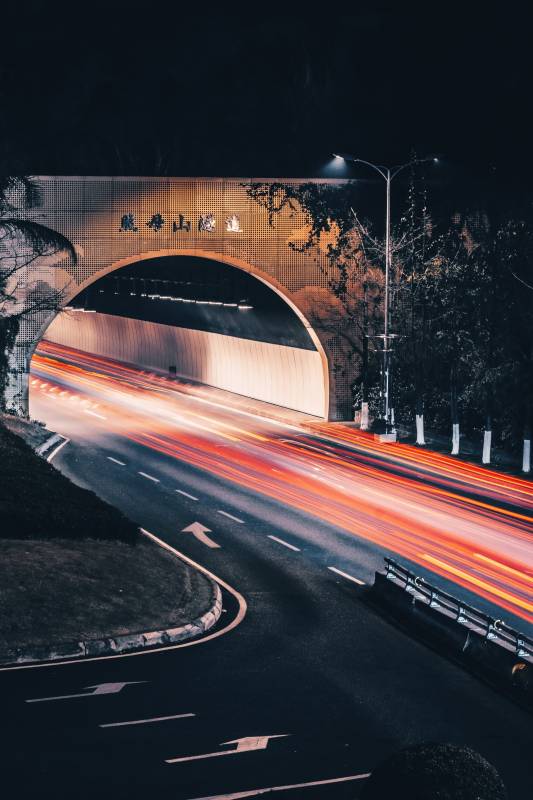 重庆照母山隧道夜晚光影图片