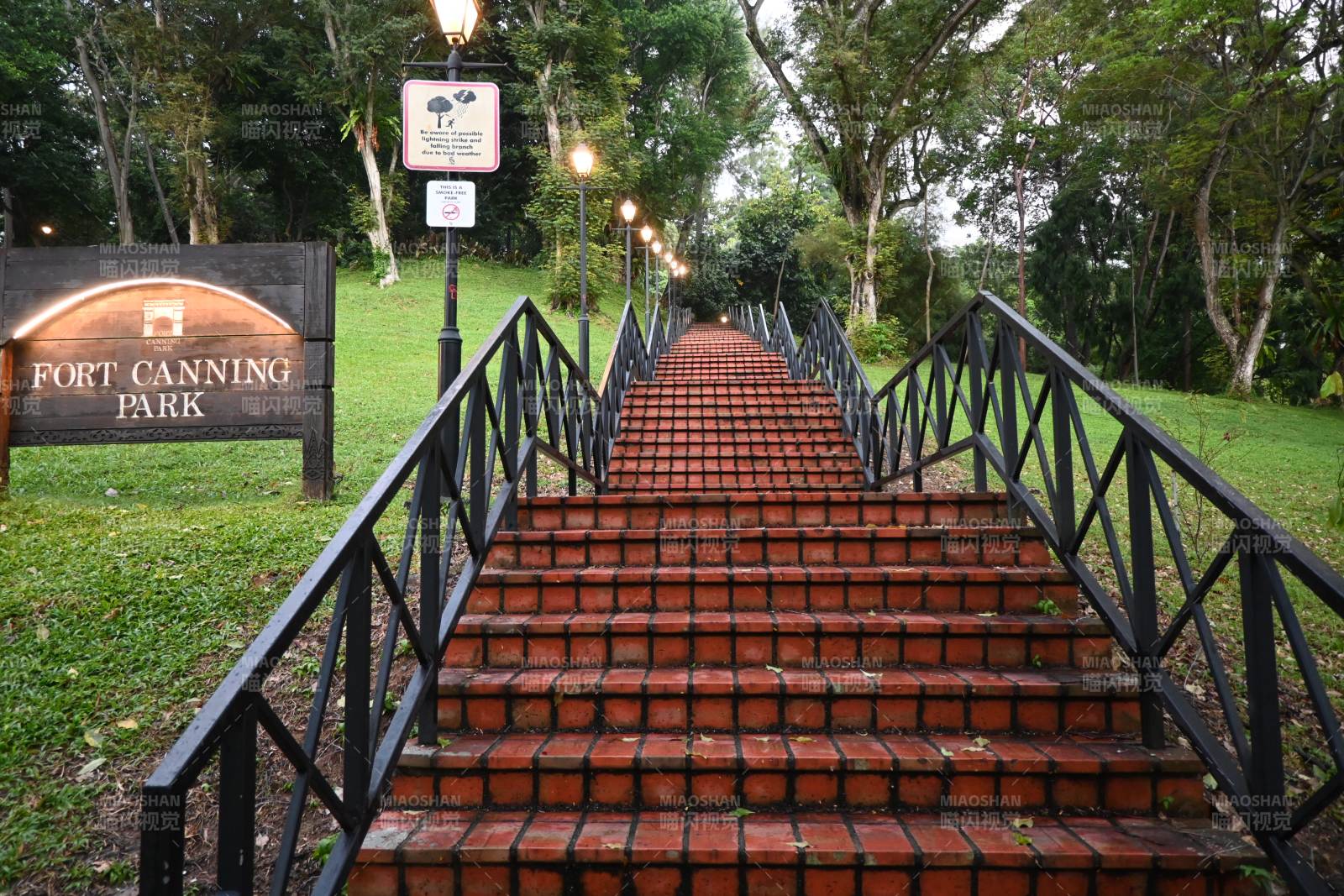 福康宁公园棕红阶梯图片